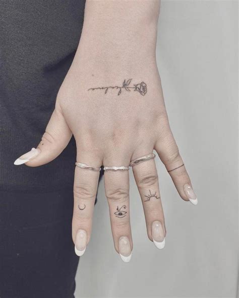 tatuaje en dedos mujer|Tatuajes en dedos para mujeres: elegantes y con un。